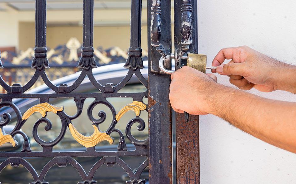 Bouc-Bel-Air ouvrir une porte